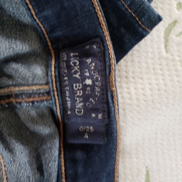 2 pairs of Lucky brand jeans, 0/25 Charlie skinny - Picture 7 of 9